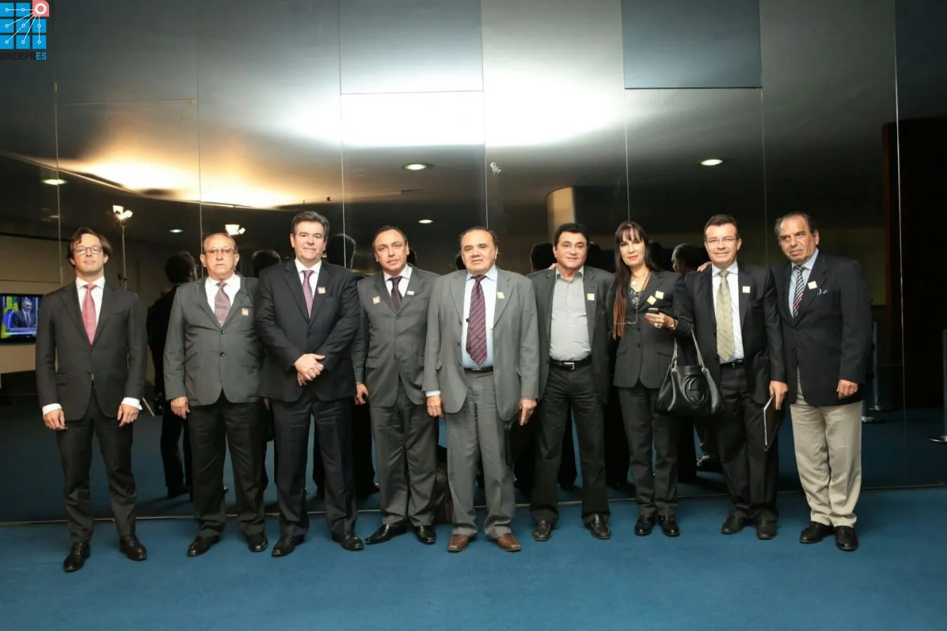 Comitiva de empresários do SINDEPRES em pé, lado a lado, em um salão do Senado Federal